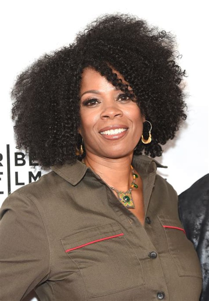 A Comprehensive Introduction To Elvira Wayans: Who Is She?