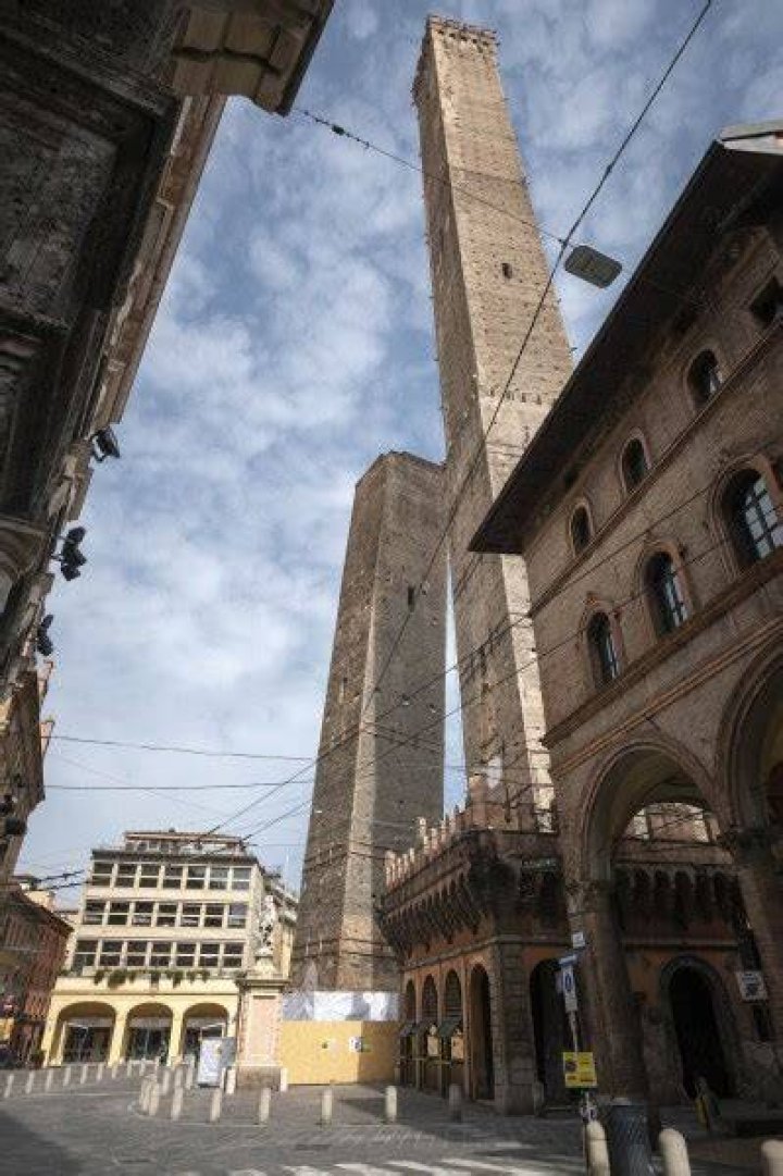 Bologna's Asinelli Tower Collapse: A Tragic Loss