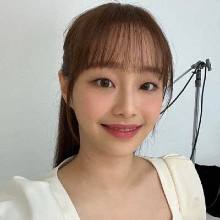 Chuu The Lead Singer Of Loona Is Said To Have Signed Up With BY4M Studio