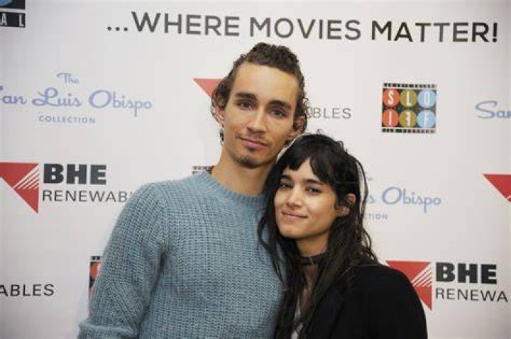 Discover Robert Sheehan's Partner: A Look At His Relationships