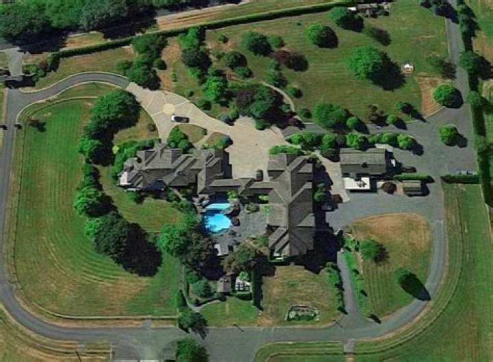 Discovering The Dwelling Of Chad Kroeger: Where Does He Call Home?
