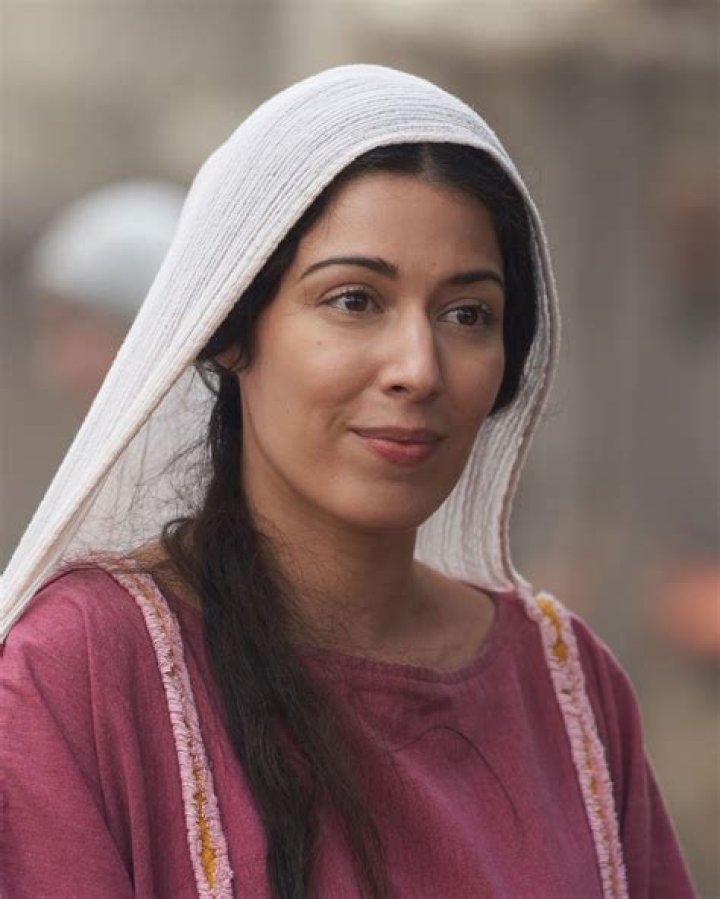 Exploring The Age Of Elizabeth Tabish