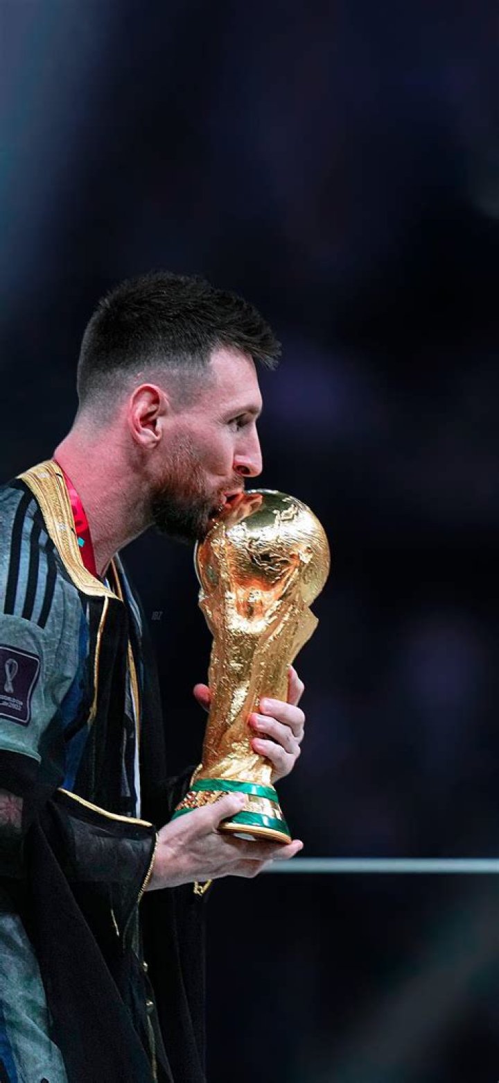 Exquisite Photos Of Lionel Messi With The Trophy