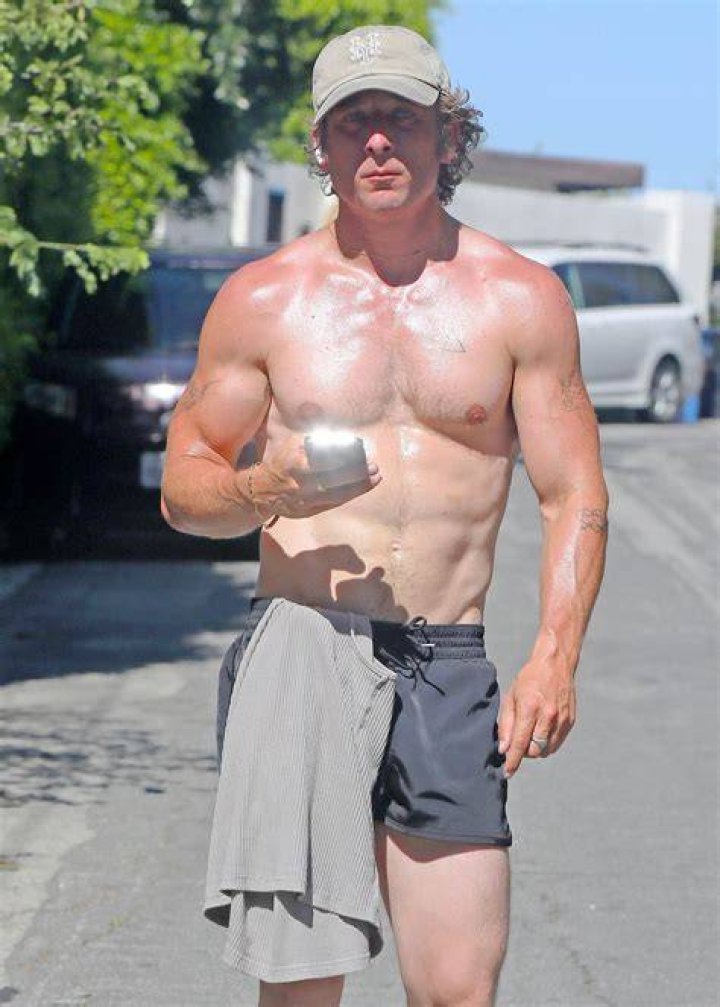 How Much Does Jeremy Allen White Weigh? - Weight And Fitness Stats