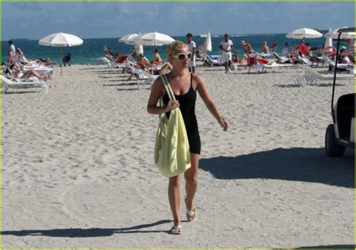 JiveSync | Elisha Cuthbert bikini pictures