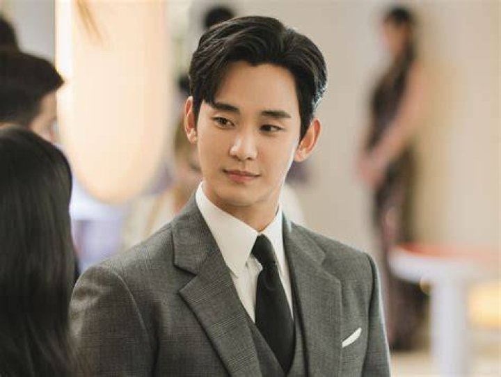 Kim Soo Hyun's Unveiled Family Roots: A Legacy Revealed
