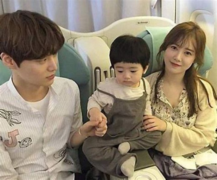 New Details Emerge About Ahn Jae-hyun And Ku Hye Sun's Baby