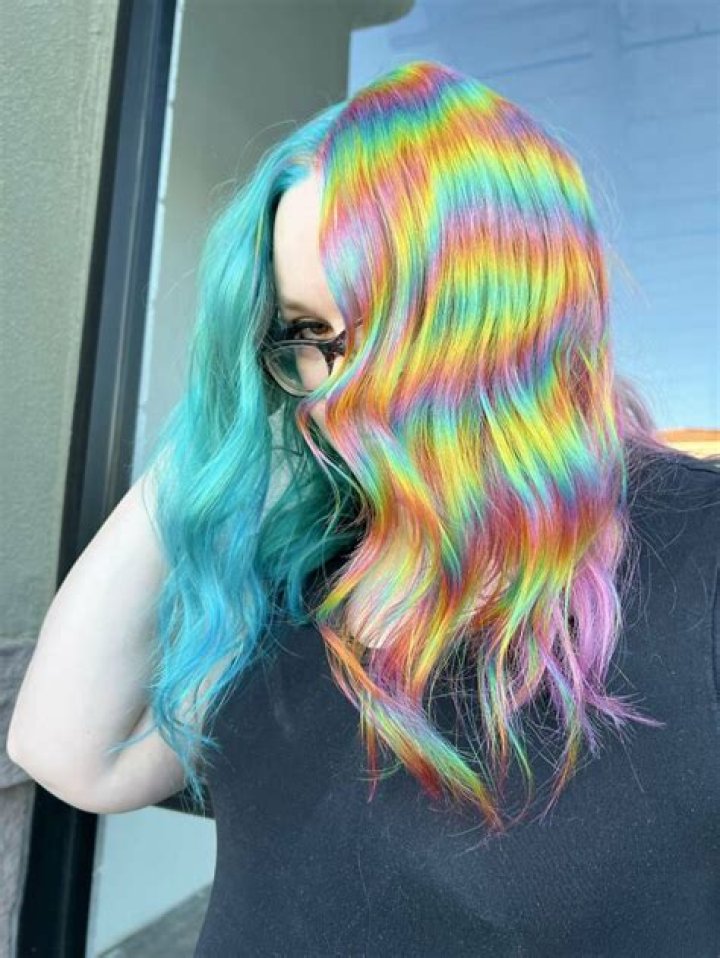 Rachel Brosnahan changed up her hair color & suddenly looks radically different