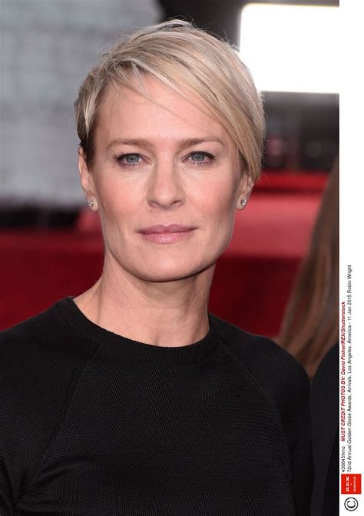 Robin Wright dyes her hair, drops the Penn