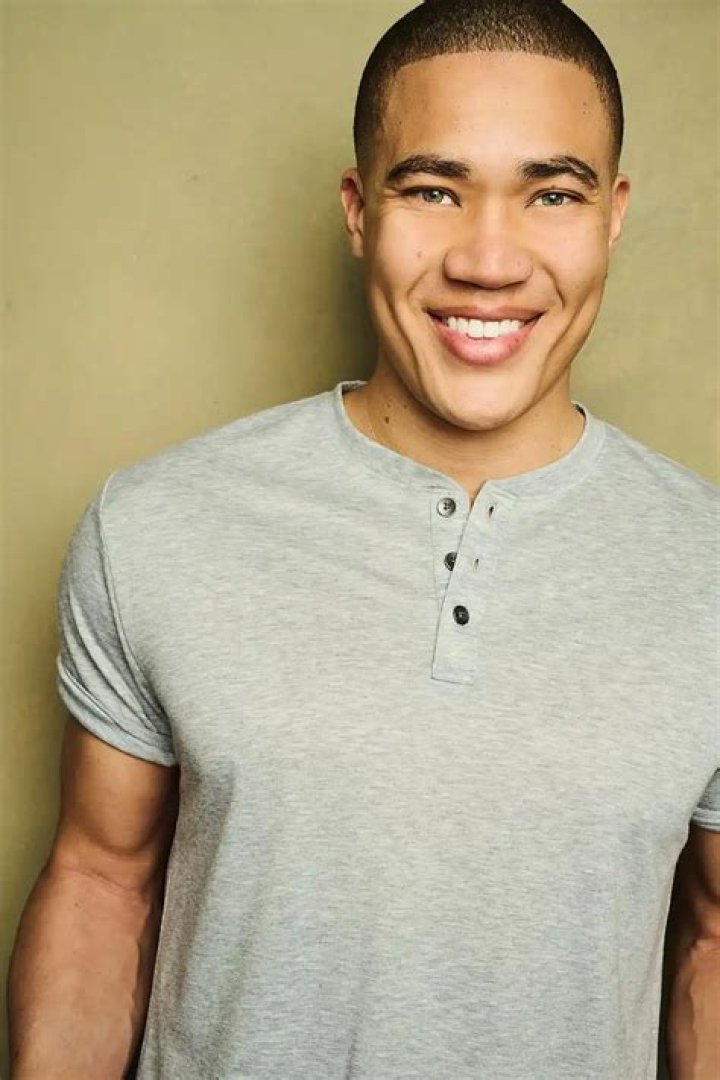 Russell Curry Biography: Age, Wife, Brother, Family, Parents, Net Worth, Movies, TV Shows, Instagram
