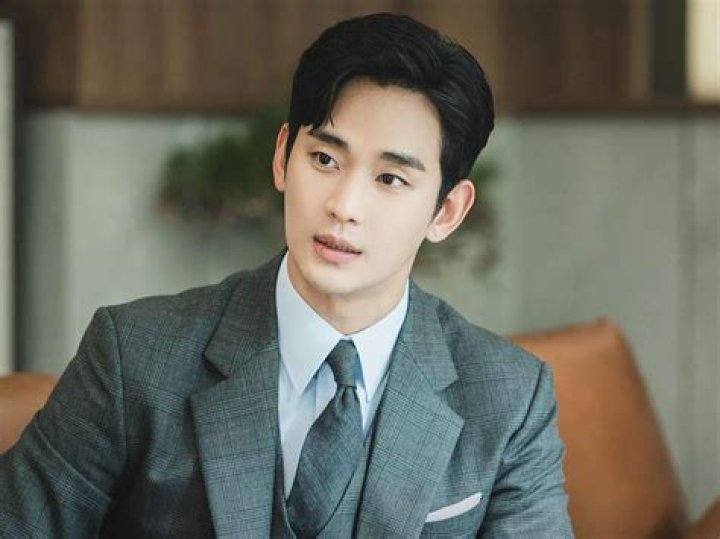 The Comprehensive Guide To Kim Soo Hyun's Romantic History