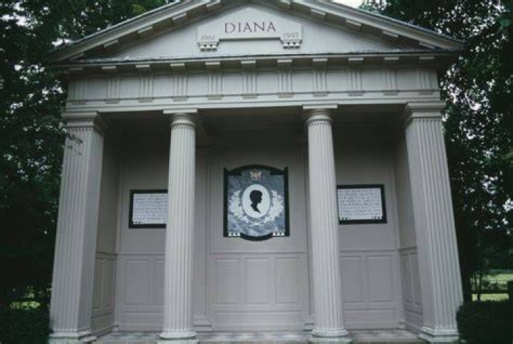 The Mysterious Resting Place Of Princess Diana: Where Is She Buried?