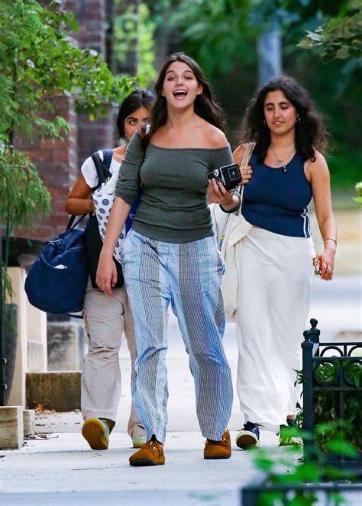 Unveiling The Secrets: Suri Cruise's Height In Feet Revealed