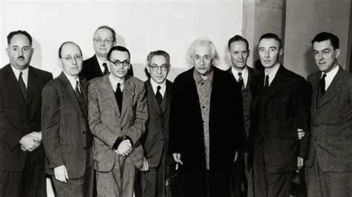 Was J. Robert Oppenheimer Poor Or Wealthy At The Time Of His Death?