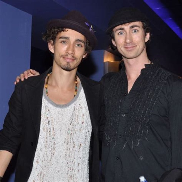 Who's Robert Sheehan Dating? A Look At His Past And Present Relationships