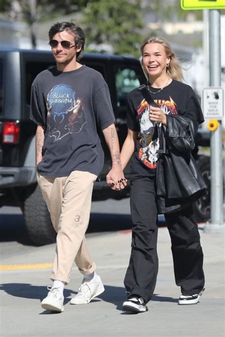 Who is Louis Tomlinson dating? Louis Tomlinson girlfriend, wife