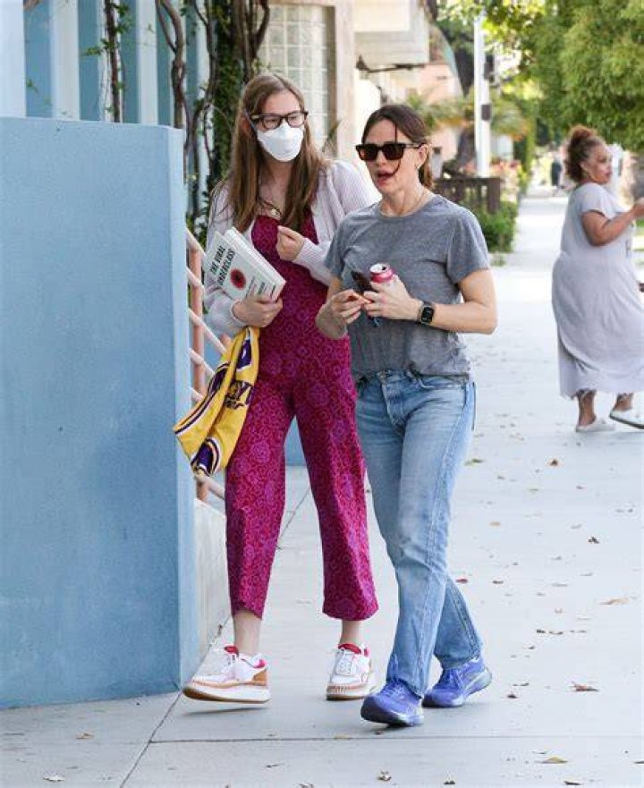 Why Jennifer Garner's Daughter Violet Relies On Masks